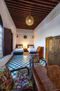 Un pat sau paturi într-o cameră la Riad Soultana