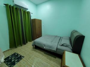Postel nebo postele na pokoji v ubytování Nipah Homestay Kuala Besut