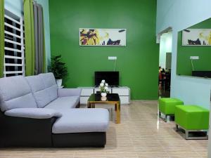 - un salon avec un canapé et une table dans l'établissement Nipah Homestay Kuala Besut, à Kampung Kuala Besut