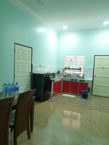 Kuchyň nebo kuchyňský kout v ubytování Nipah Homestay Kuala Besut