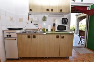 Kuchyň nebo kuchyňský kout v ubytování Apartments 2M
