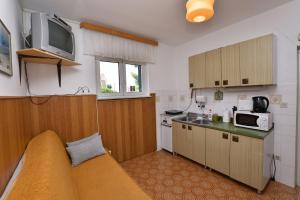 Kuchyň nebo kuchyňský kout v ubytování Apartments 2M