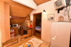 Kuchyň nebo kuchyňský kout v ubytování Apartments 2M