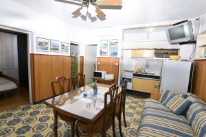 Kuchyň nebo kuchyňský kout v ubytování Apartments 2M