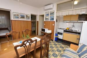 Kuchyň nebo kuchyňský kout v ubytování Apartments 2M