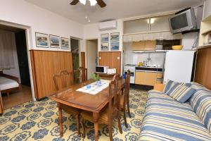 Kuchyň nebo kuchyňský kout v ubytování Apartments 2M