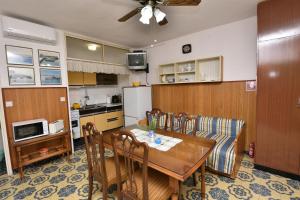 Kuchyň nebo kuchyňský kout v ubytování Apartments 2M