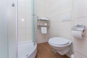 Koupelna v ubytování Apartments and Room Excelsior + 27 fotografií