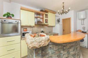 Kuchyň nebo kuchyňský kout v ubytování Apartments and Room Excelsior