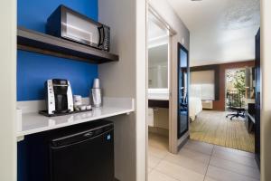 Kuchyň nebo kuchyňský kout v ubytování Holiday Inn Express & Suites Custer-Mt Rushmore