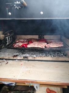 einen Grill mit Fleisch und Gemüse drauf in der Unterkunft LeBruBi in Villa Serrana
