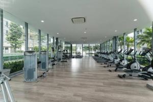 - une salle de sport avec des rames de tapis de course et des vélos d'exercice dans l'établissement NEW! Modern Classy Luxury United Point现代优雅奢华 6pax, à Kuala Lumpur