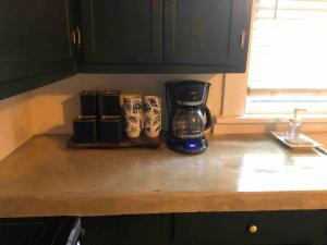 Imagen de la galería de J Birds’ Bungalow in the heart of Midtown, en Memphis 7 fotos más