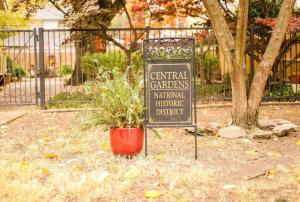 d'un panneau en face d'un jardin et d'un quartier historique naturel dans l'établissement J Birds’ Bungalow in the heart of Midtown, à Memphis