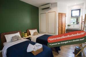 Botanic Service Room at Impact Muangthongthani - SHA Certified客房内的一张或多张床位