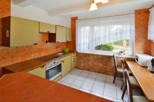 Η κουζίνα ή μικρή κουζίνα στο Spacious cottage, idyllic right on the lake, Spore