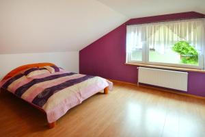 sypialnia z łóżkiem i oknem w obiekcie holiday home, Spore w Szczecinku
