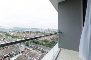 d'un balcon avec vue sur la ville. dans l'établissement NEW! Modern Classy Luxury United Point现代优雅奢华 6pax, à Kuala Lumpur