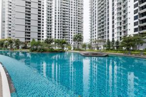 une grande piscine avec de grands bâtiments en arrière-plan dans l'établissement NEW! Modern Classy Luxury United Point现代优雅奢华 6pax, à Kuala Lumpur