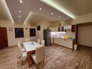 a kitchen and dining room with a table and chairs at Nyárfás Vendégház in Szeged