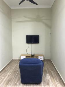 TV a/nebo společenská místnost v ubytování Homestay Islam Bandar Tasik Puteri Rawang