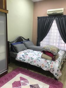 Postel nebo postele na pokoji v ubytování Homestay Islam Bandar Tasik Puteri Rawang
