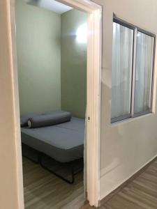 Postel nebo postele na pokoji v ubytování Homestay Islam Bandar Tasik Puteri Rawang