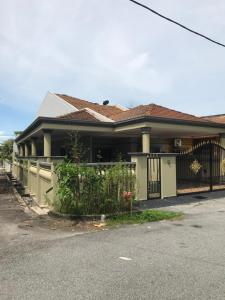 萬撓的住宿－Homestay Islam Bandar Tasik Puteri Rawang，前面有围栏的房子
