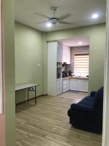 Kuchyň nebo kuchyňský kout v ubytování Homestay Islam Bandar Tasik Puteri Rawang