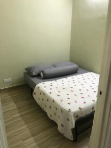 Postel nebo postele na pokoji v ubytování Homestay Islam Bandar Tasik Puteri Rawang