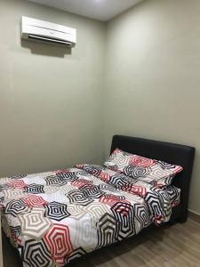 Postel nebo postele na pokoji v ubytování Homestay Islam Bandar Tasik Puteri Rawang