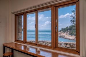 una finestra con vista sull'oceano di Mulight B&B a Nangan
