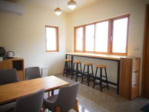 una stanza con bar con sedie e tavolo di Mulight B&B a Nangan