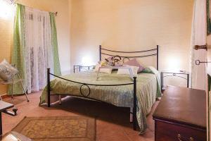 een slaapkamer met een bed met een hond erop bij Holiday home, Castiglione di Sicilia in Castiglione di Sicilia