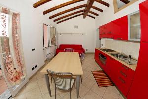 Cucina o angolo cottura di Apartment in Castellaro with garden