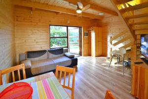 TV a/nebo společenská místnost v ubytování Wooden House in Grzybowo near Baltic Sea