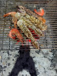 un montón de comida en una parrilla con langosta en Mobile Home Ho Tram Pristine Beach, en Thuận Biên