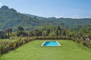 una piscina en medio de un campo de hierba en Holiday home, Castiglione di Sicilia, en Castiglione di Sicilia