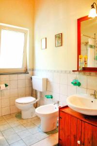 uma casa de banho com um WC e um lavatório em Holiday home, Francavilla di Sicilia em Francavilla di Sicilia