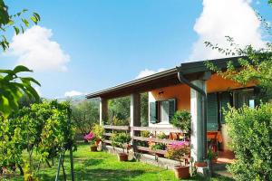 uma casa com plantas e flores num quintal em Holiday home, Francavilla di Sicilia em Francavilla di Sicilia