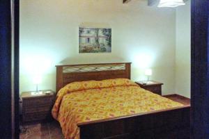 1 dormitorio con 1 cama y 2 mesitas de noche con lámparas en Holiday home, Francavilla di Sicilia, en Francavilla di Sicilia