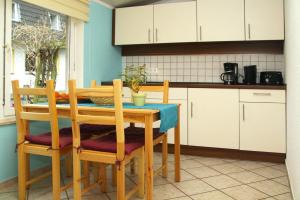 een keuken met een tafel en twee stoelen en een tafel en een keuken bij Cottage, Parchim in Parchim