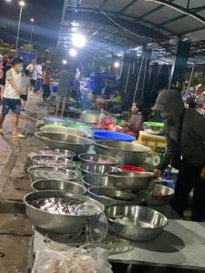 un grupo de cuencos sobre una mesa en un mercado en Mobile Home Ho Tram Pristine Beach, en Thuận Biên