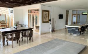 TV a/nebo společenská místnost v ubytování Chendana Homestay Bali