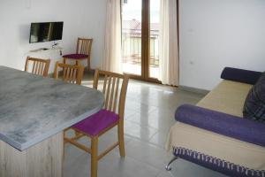 salon ze stołem, krzesłami i kanapą w obiekcie Apartment Zrinka in Starigrad Paklenica with terrace and seaview-ex TUI w mieście Starigrad-Paklenica
