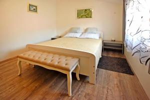 Postel nebo postele na pokoji v ubytování Apartment in Starigrad near Beach & Paklenica