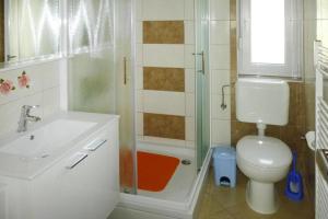 Koupelna v ubytování Apartment in Starigrad near Beach & Paklenica