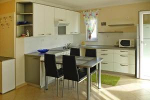 Kuchyň nebo kuchyňský kout v ubytování Apartment in Starigrad near Beach & Paklenica