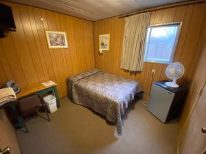 Postel nebo postele na pokoji v ubytování Denali RV Park & Motel