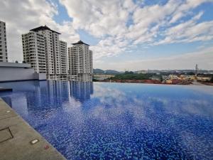 صورة لـ 3 Astetica Residences The Mines 4BR WiFi Netflix Lake View في سيري كيمبانغان